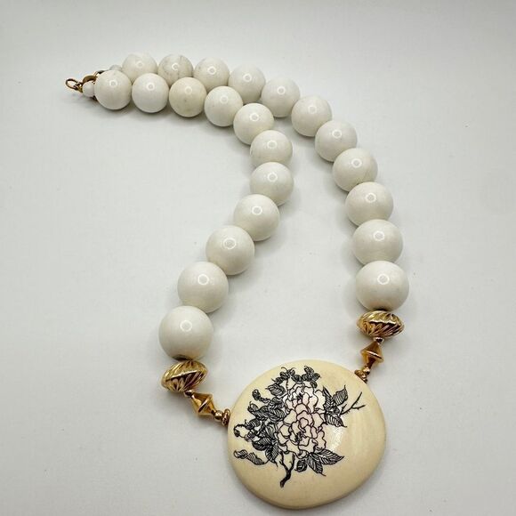 17" Ceramic beaded and Scrimshaw-style pendant vintage necklace! - Picture 9 of 16